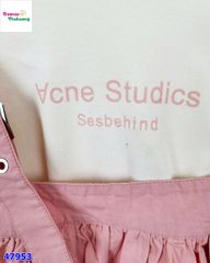 Set yếm hồng, áo kem SesBehind