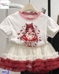 Set váy viền đỏ, áo trắng cô gái