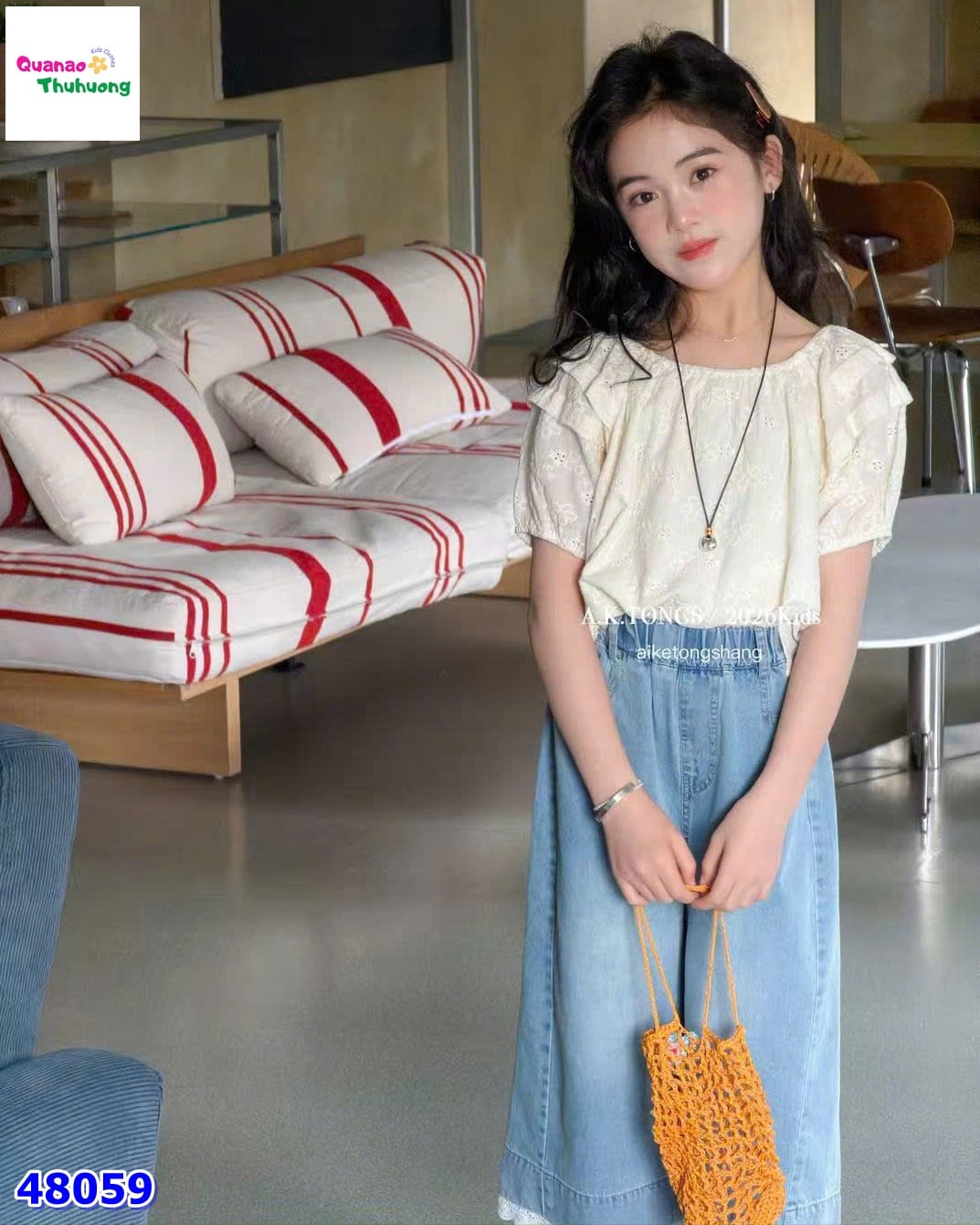 Set áo kem, quần Jean phối ren