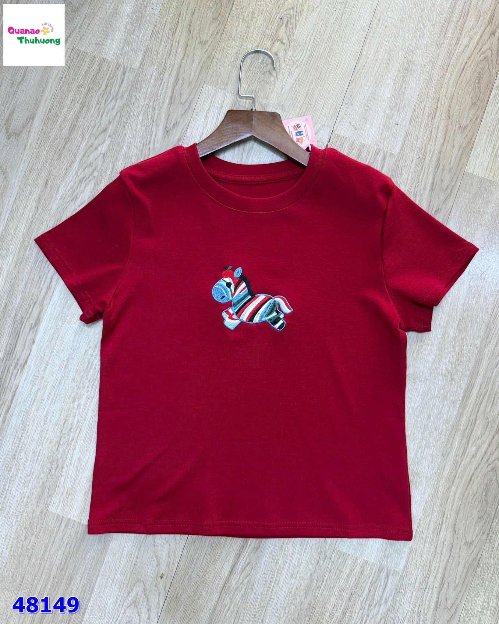 Áo đỏ thêu ngựa