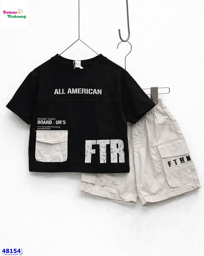 Set áo đen All American, quần kaki kem