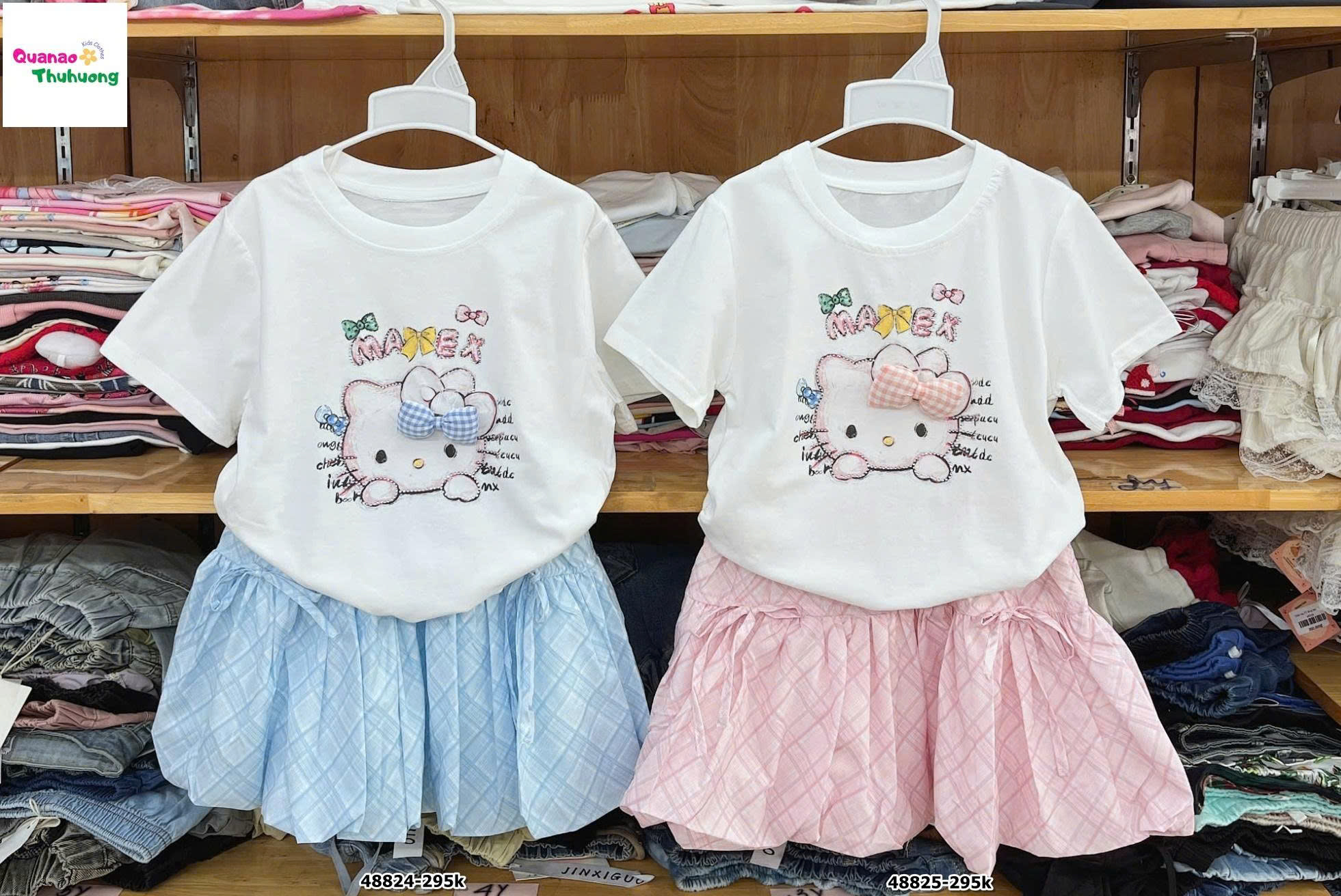 Set áo trắng Kitty, váy caro xanh