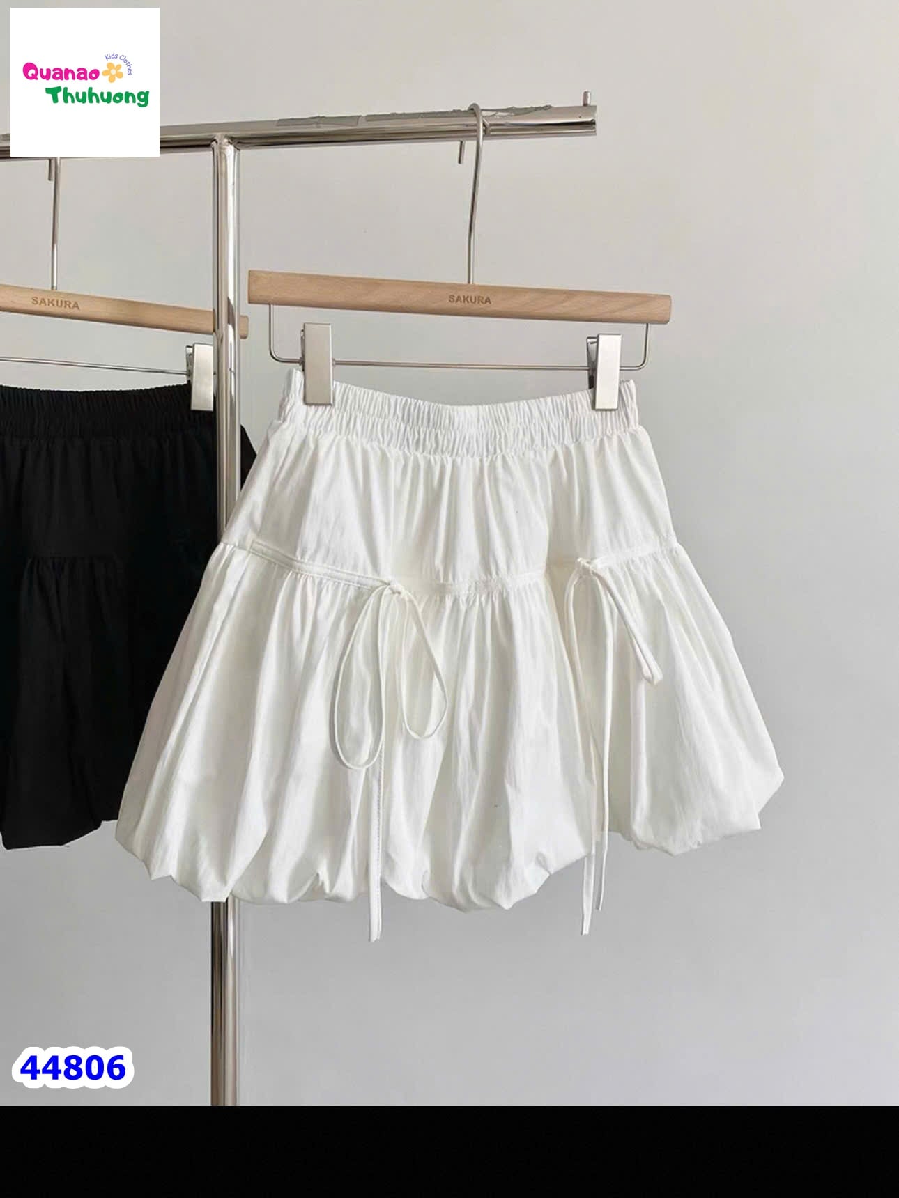 Chân váy bí trắng đính nơ