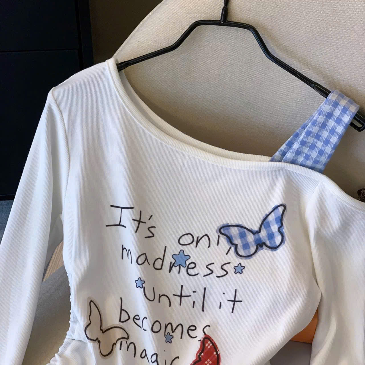 Áo trắng lệch vai bướm