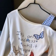 Áo trắng lệch vai bướm