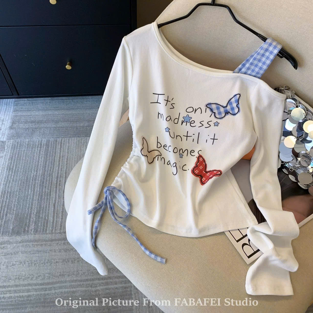 Áo trắng lệch vai bướm