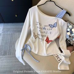 Áo trắng lệch vai bướm