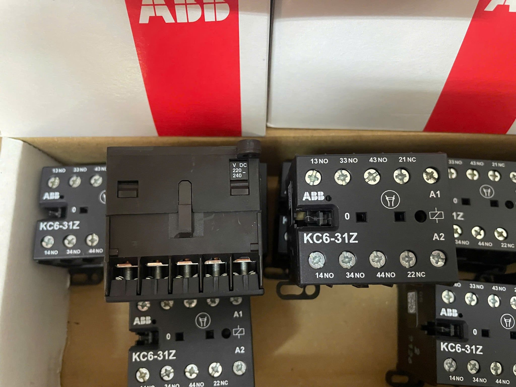  KC6-31Z-05Mini Contactor Relay220 ... 240 V DC3NO1NCScrew Terminals  GJH1213001R0315 