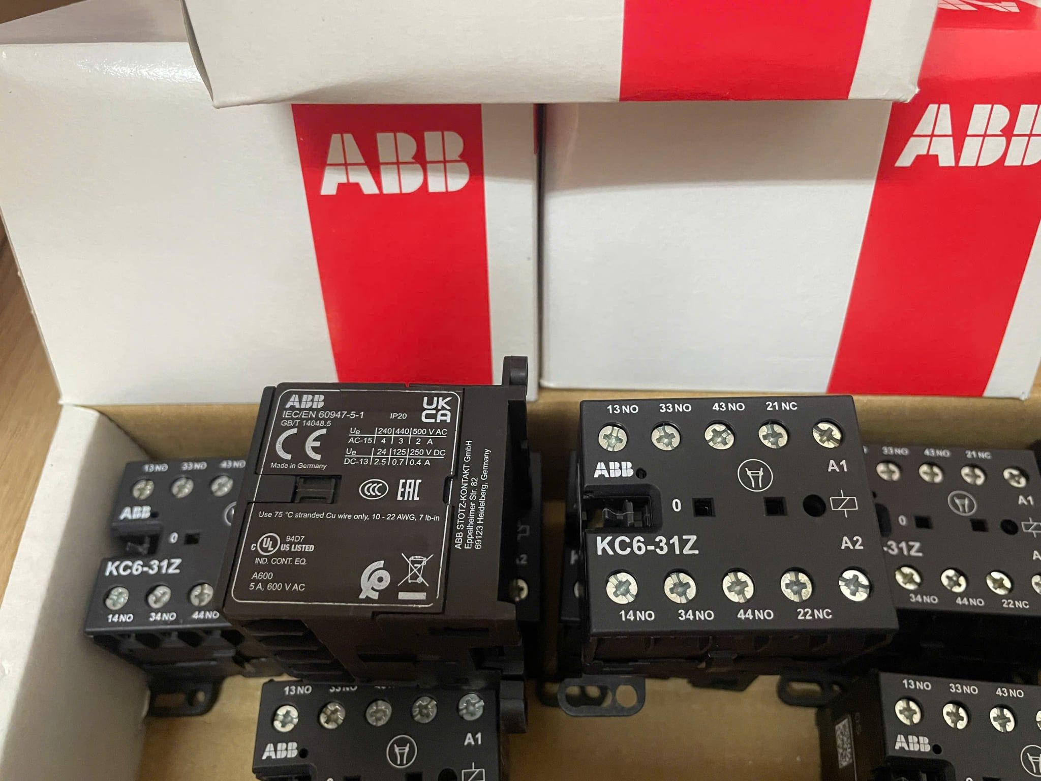  KC6-31Z-05Mini Contactor Relay220 ... 240 V DC3NO1NCScrew Terminals  GJH1213001R0315 