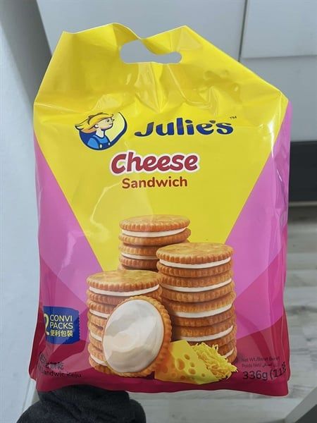 Bánh Quy Kẹp Nhân Phô Mai Julie's (336g)