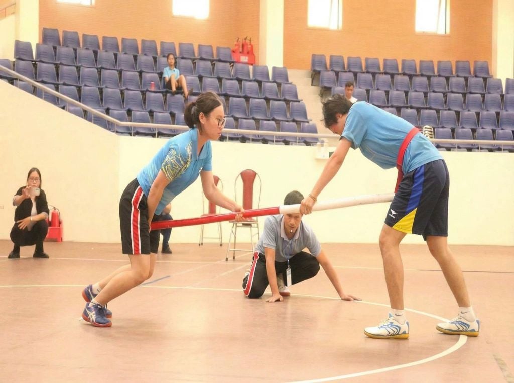 Quần Đùi Quần Short Thể Thao Hiwing Màu Đỏ Môn Đẩy Gậy Loại Tốt - Vải Dày - Căng