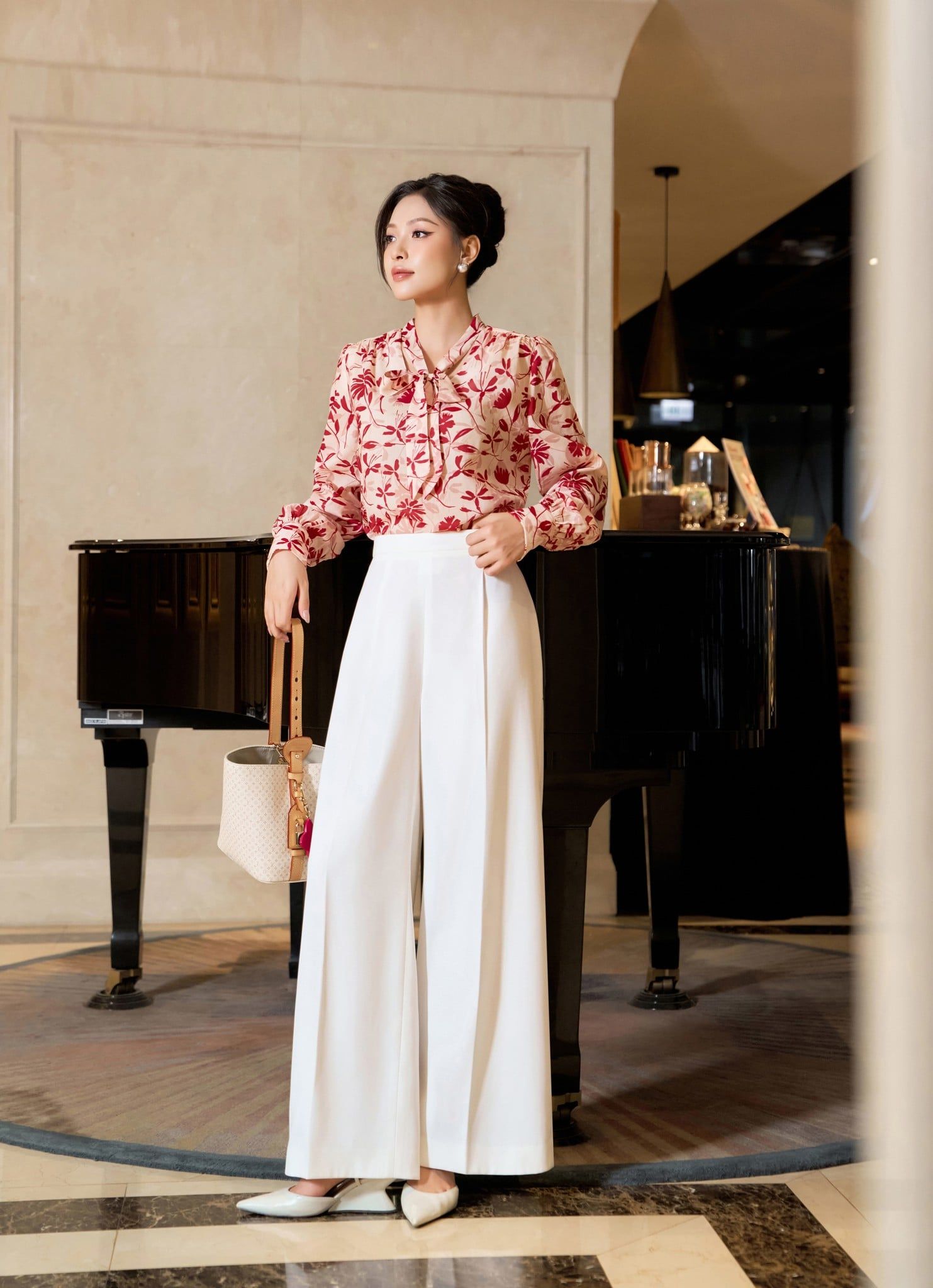  QUẦN TRẮNG KHÓA SƯỜN 