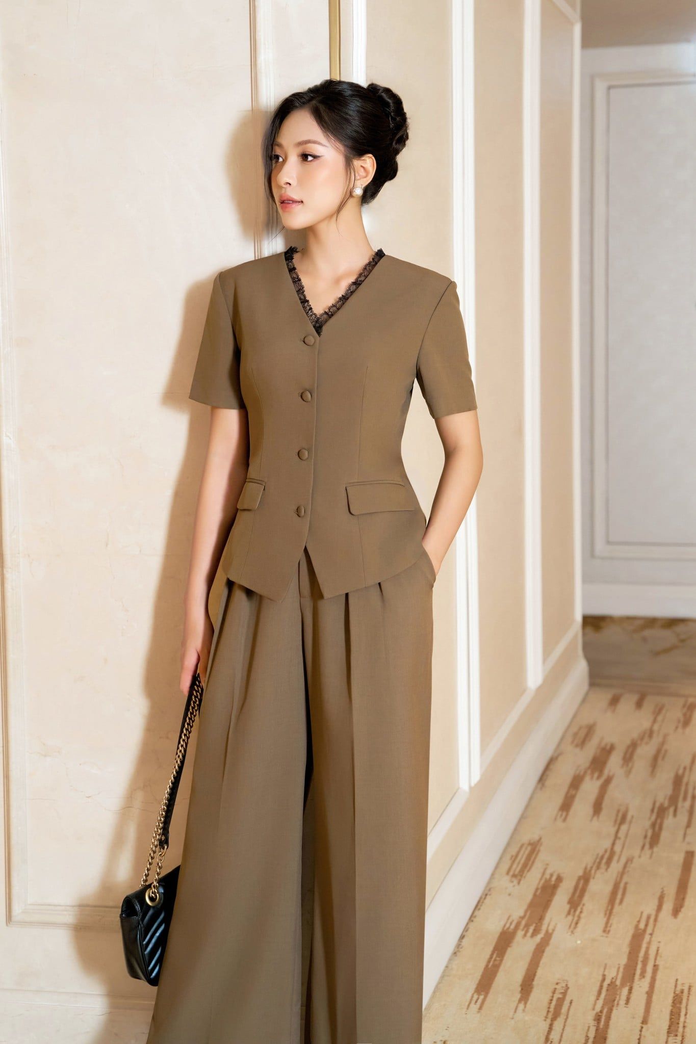  ÁO VEST CỔ V ĐÁP REN 