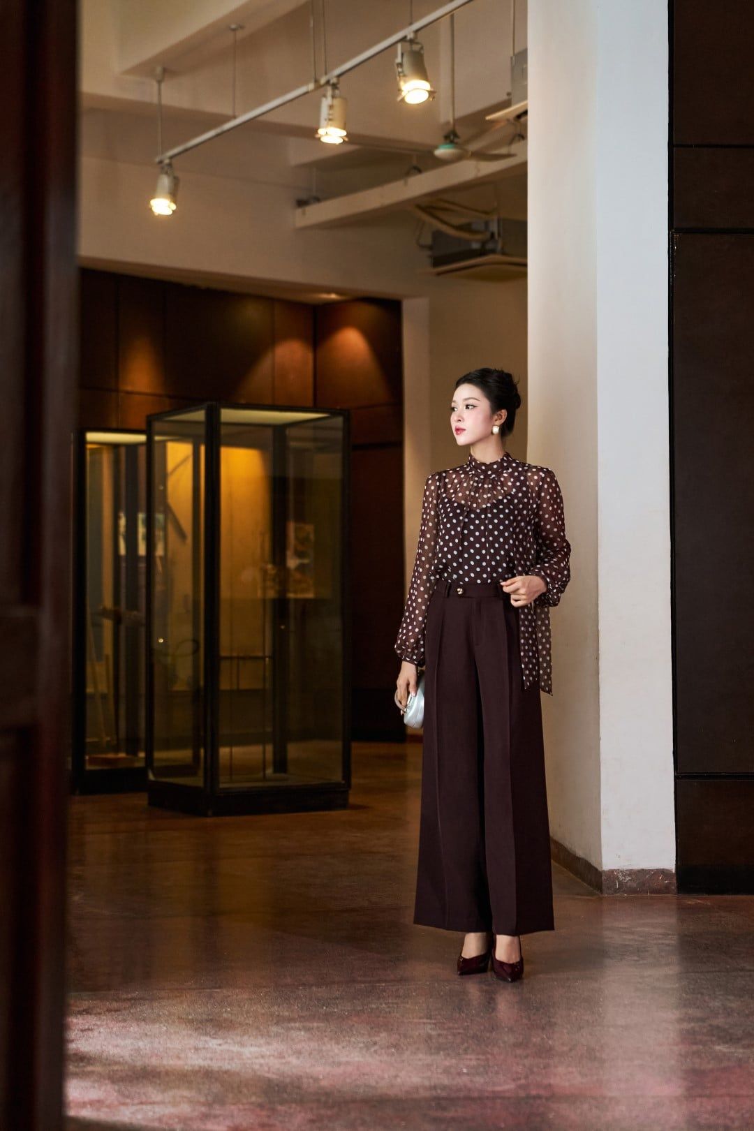  QUẦN XUÔNG RỘNG 1 LY  CẠP ĐÍNH CÚC KIỂU 