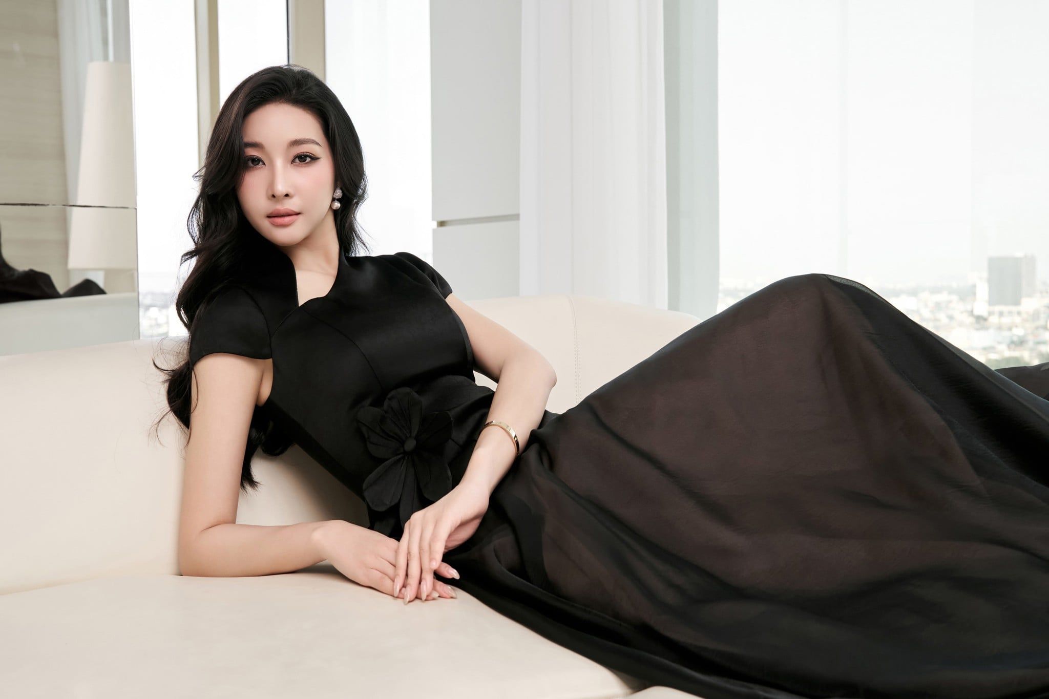  ÁO TAFFETA ÔM CỔ LEO VẠT CONG ĐÍNH HOA 