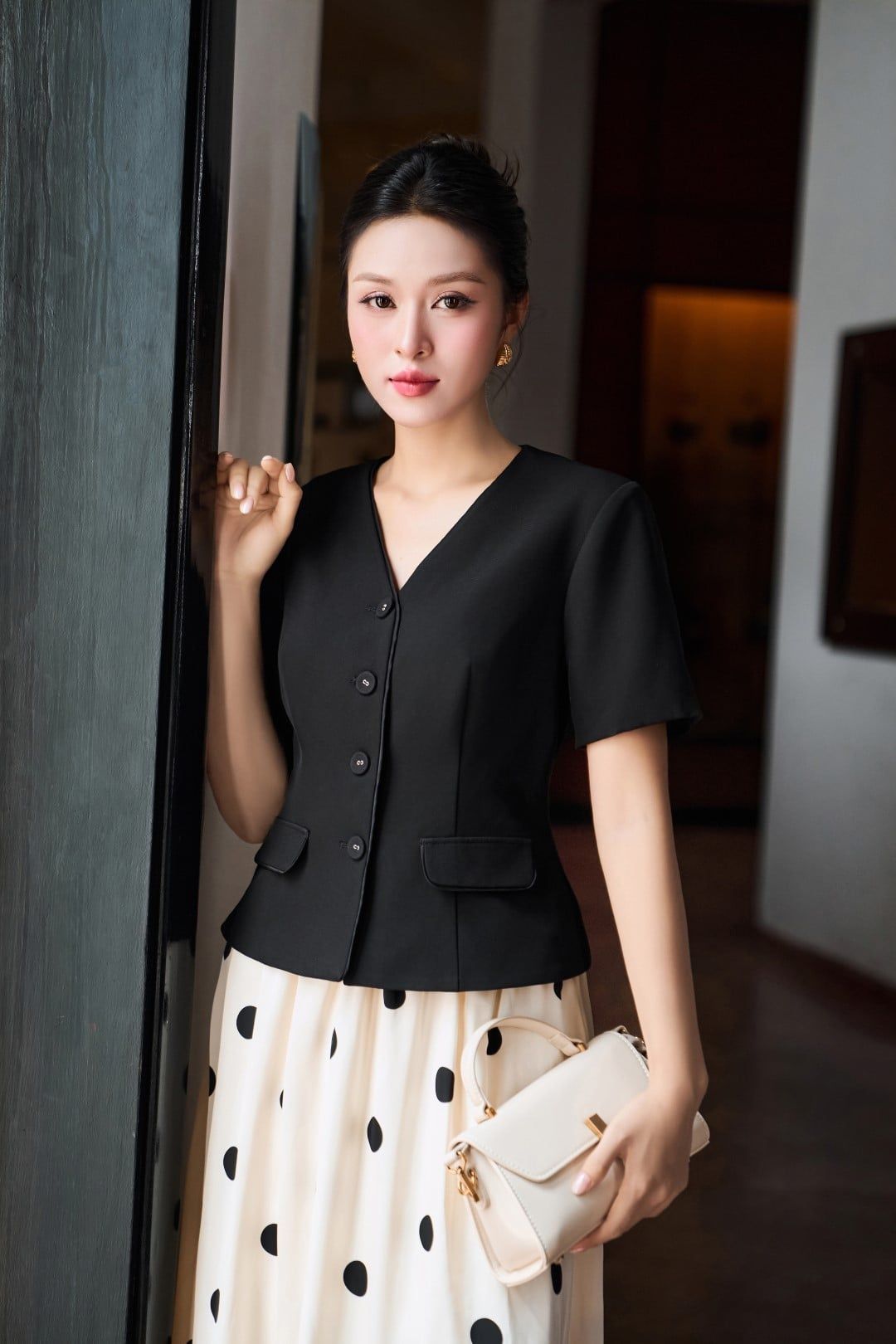  ÁO VEST CỔ V LÉ NẸP, CỔ 