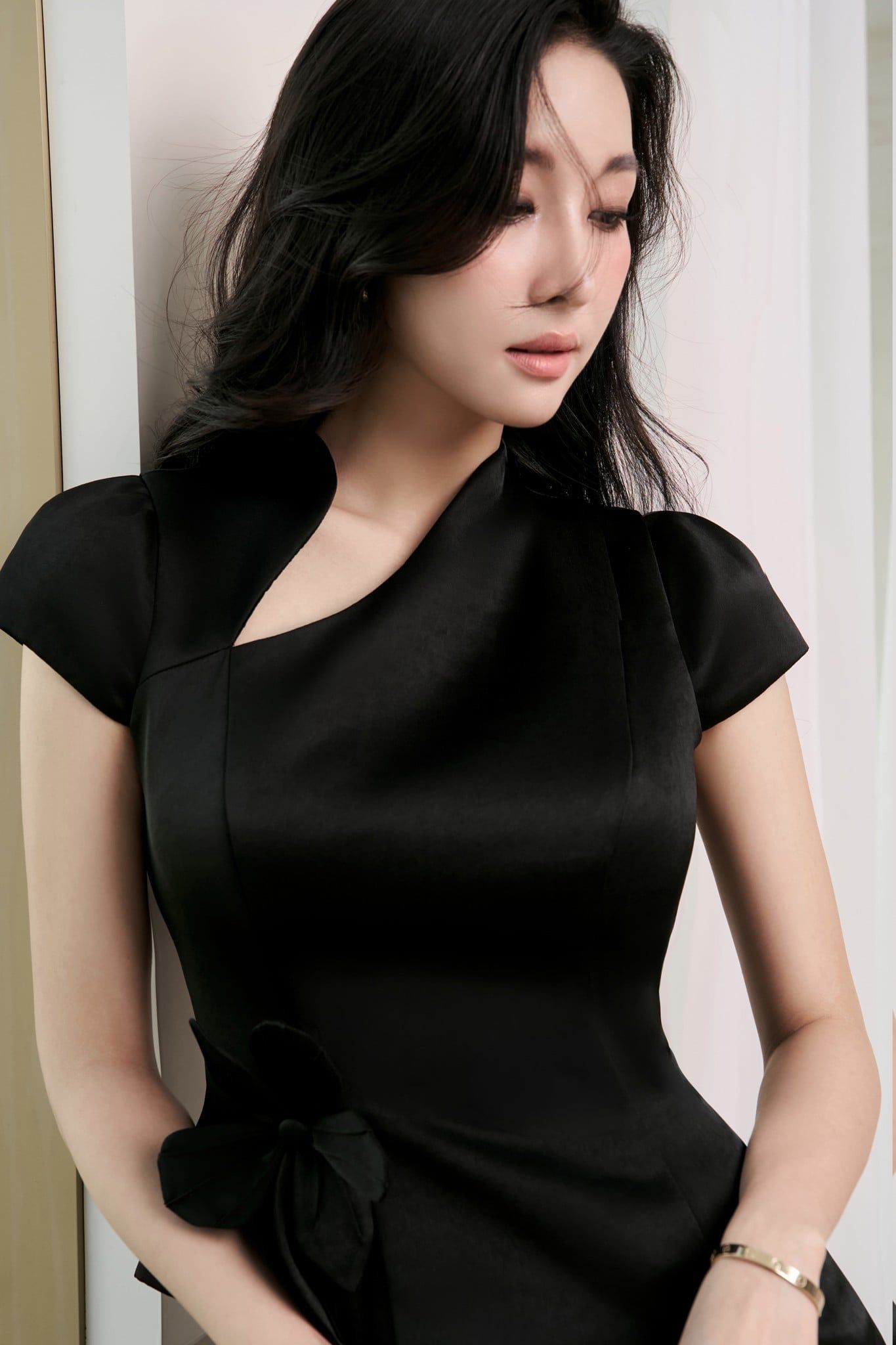  ÁO TAFFETA ÔM CỔ LEO VẠT CONG ĐÍNH HOA 