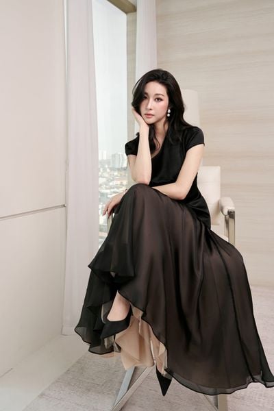  ÁO TAFFETA ÔM CỔ LEO VẠT CONG ĐÍNH HOA 