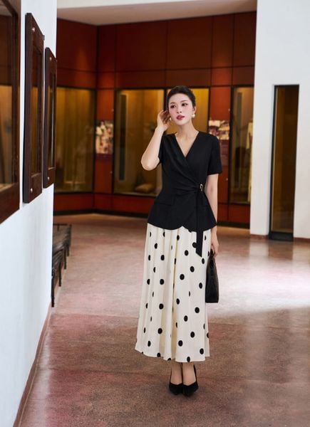  ÁO VEST CỔ V LÉ NẸP, CỔ 