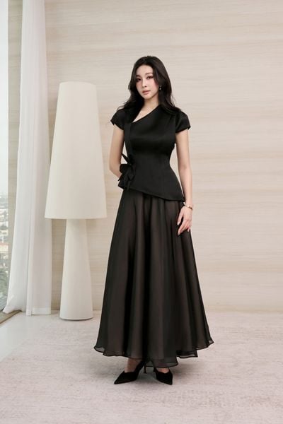  ÁO TAFFETA ÔM CỔ LEO VẠT CONG ĐÍNH HOA 