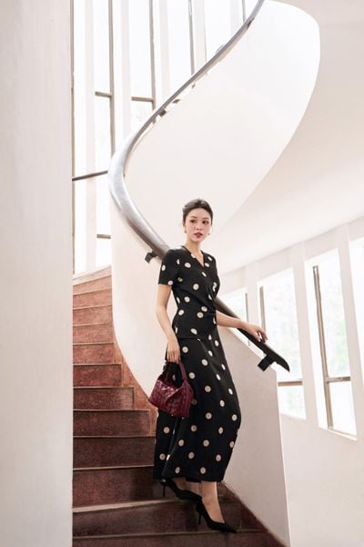  ĐẦM CỔ V ĐAI EO CHẤM BI 