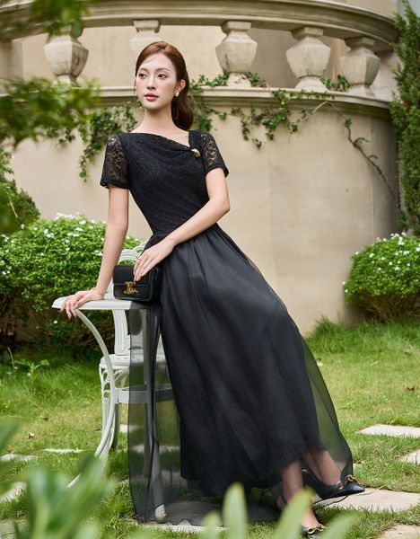  ĐẦM REN ĐEN CHÂN TƠ XẾP NHÚN CỔ 