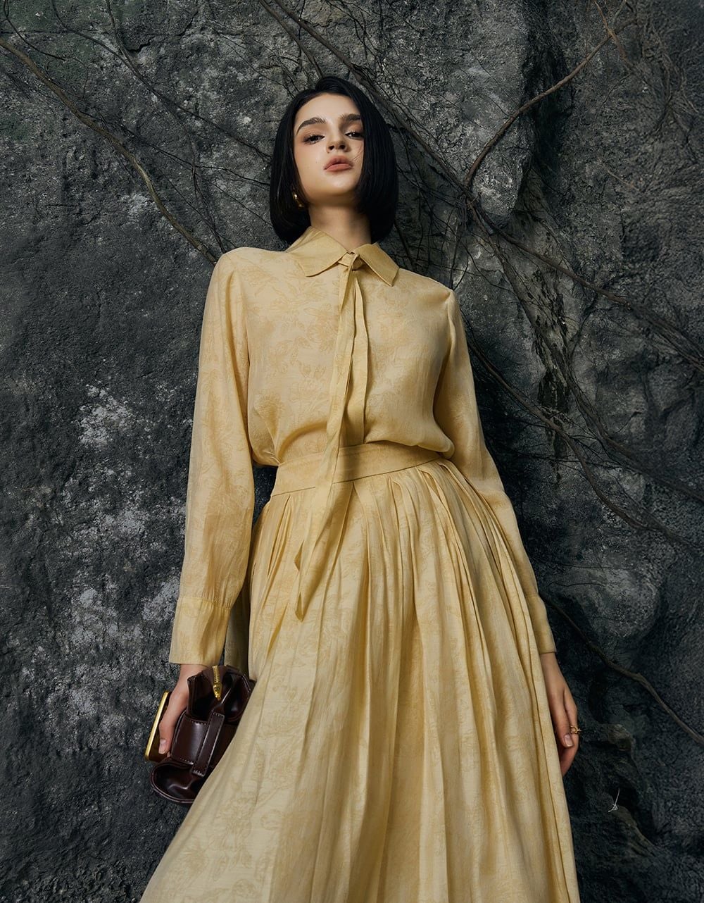  CHÂN VÁY TƠ VÀNG HOA CHÌM XẾP LY 