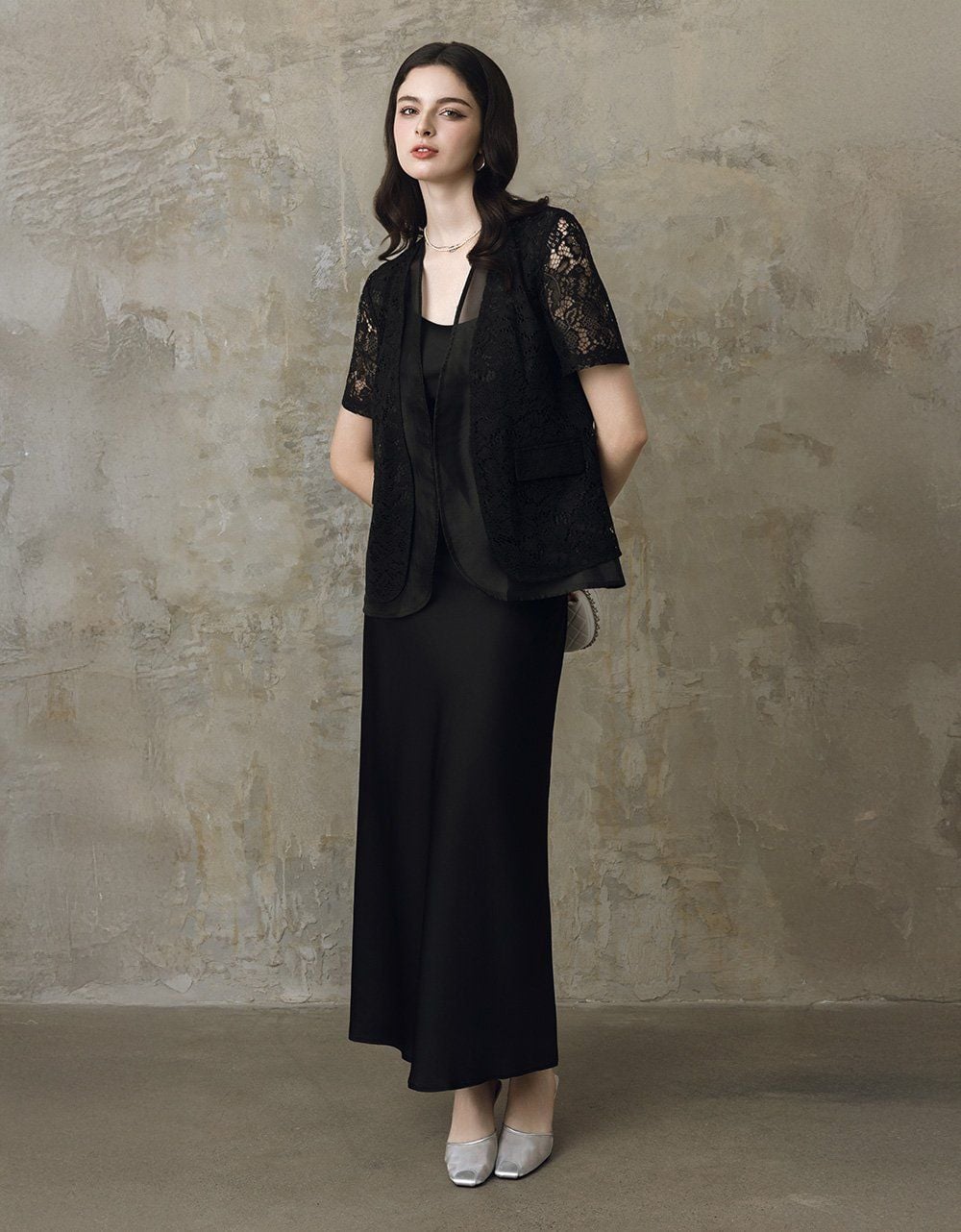  ÁO KHOÁC TƠ PHỦ REN HOA ĐEN 