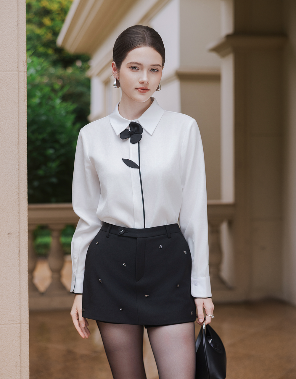  ÁO SƠ MI TRẮNG VIỀN LỤA ĐEN HOA CỔ 