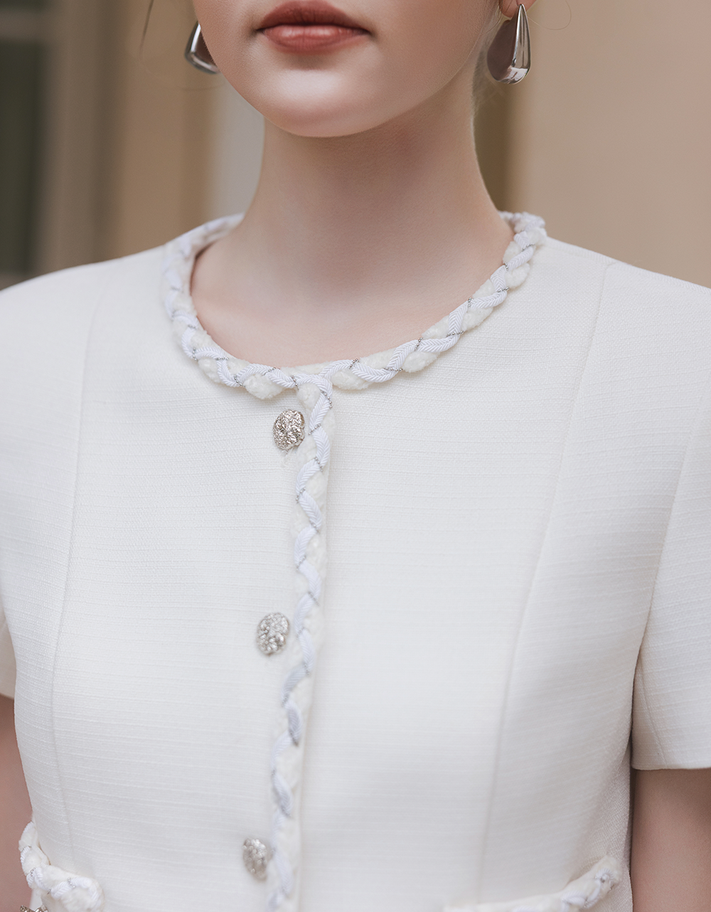  VEST SỢI TWEED TRẮNG KEM VIỀN DÂY PHỤ KIỆN 