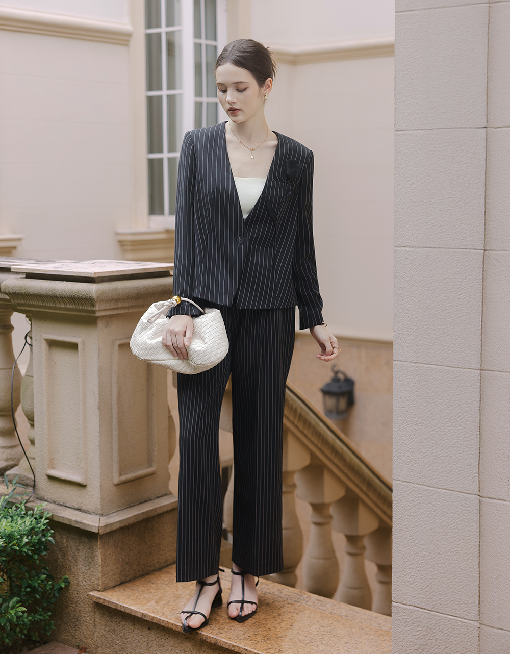  VEST ĐEN KẺ TRẮNG DÀI TAY ĐÍNH HOA TULIP 