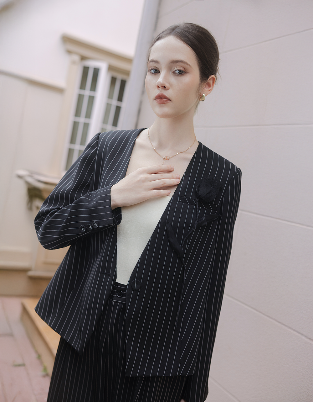  VEST ĐEN KẺ TRẮNG DÀI TAY ĐÍNH HOA TULIP 