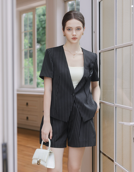  VEST ĐEN KẺ SỌC TRẮNG CƠI TÚI NGỰC 