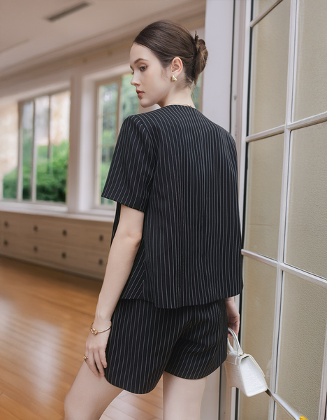  VEST ĐEN KẺ SỌC TRẮNG CƠI TÚI NGỰC 