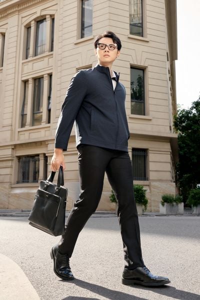 Áo khoác&nbsp;cổ trụ&nbsp;của Vitimex là sự kết hợp hài hoà&nbsp;truyền thống&nbsp;và hiện đại