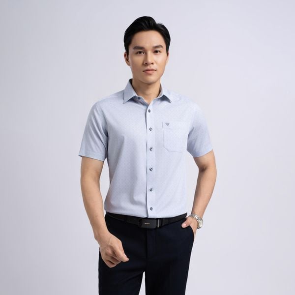 Sự vừa vặn của áo sơ mi ngắn tay khiến outfit trở nên chỉn chu