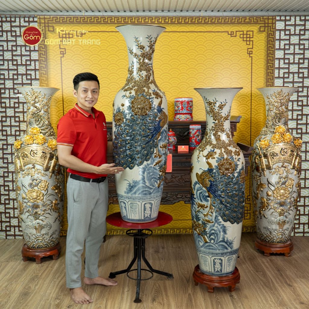 Lộc Bình 1M4 Men Rạn Họa Tiết Công Đào Hoa Nâu Đắp Nổi