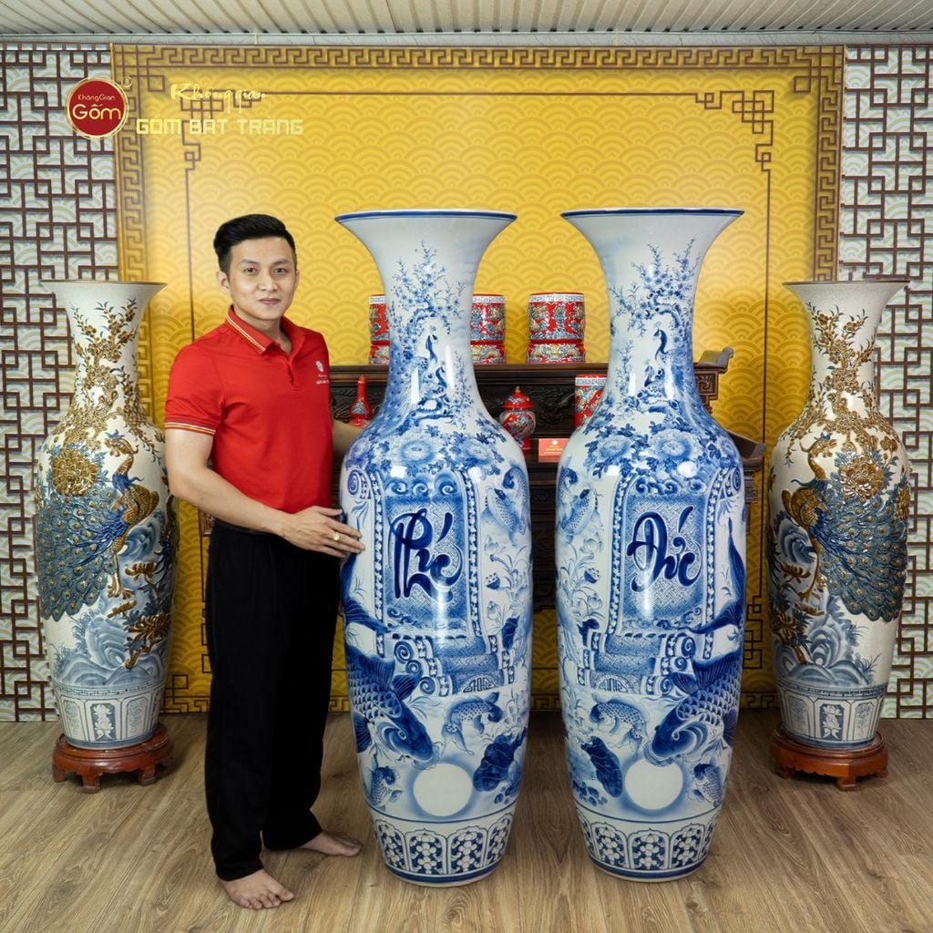 Lộc Bình 1M6 Men Lam Họa Tiết Phúc Đức Công Ngư Hội Tụ