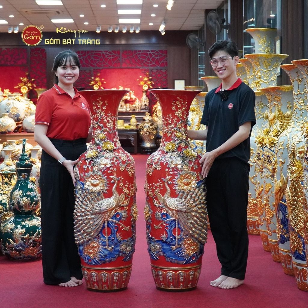 Lộc Bình Men Đỏ Công Đào Đắp Nổi Vẽ Vàng