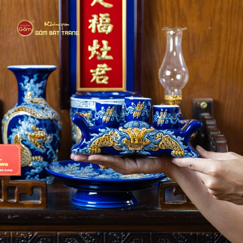 Bộ Kỷ Ngai 3 Chén Thờ Men Xanh Coban Họa Tiết Cuốn Thư