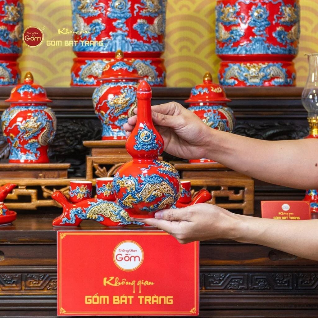 Nậm Rượu Thờ Men Đỏ Họa Tiết Kim Long Chầu Nhật