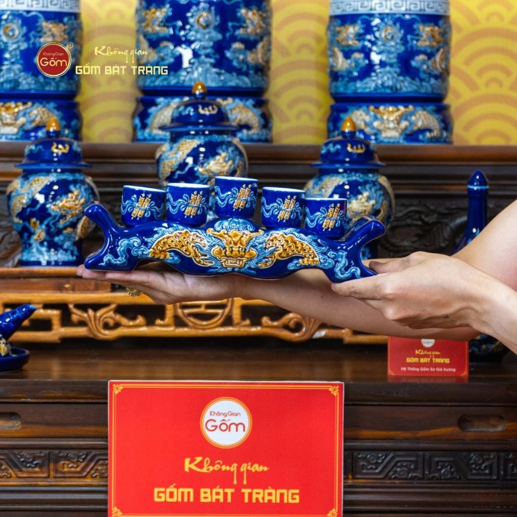 Bộ Kỷ Ngai 5 Chén Thờ Men Xanh Coban Họa Tiết Cuốn Thư