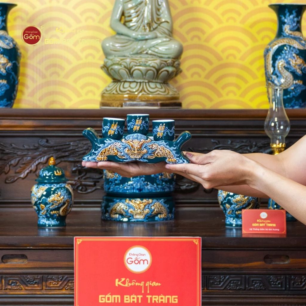 Bộ Kỷ Ngai 3 Chén Thờ Men Lục Họa Tiết Cuốn Thư