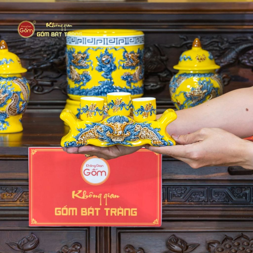 Bộ Kỷ Ngai 3 Chén Thờ Men Vàng Họa Tiết Cuốn Thư
