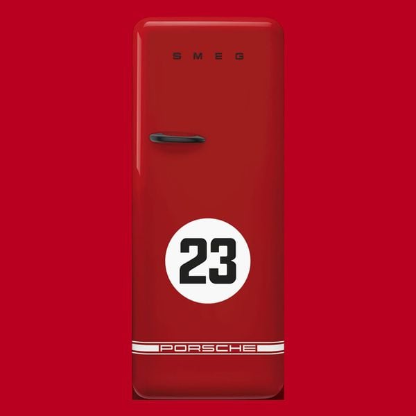 Tủ lạnh Smeg x Porsche | 917 Salzburg | Phiên bản giới hạn - Porsche x Smeg - Kỷ niệm chiến thắng Le Mans đầu tiên của Porsche. Một chiếc tủ lạnh không chỉ là