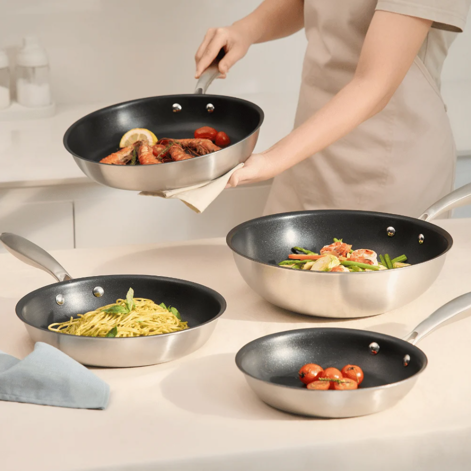 Combo Bếp Đầu Tiên Của Tổ Ấm – Nồi cơm điện Akiba 1.8L Akiba và Chảo Inox chống dính nguyên khối Omi Essential 20cm - 8
