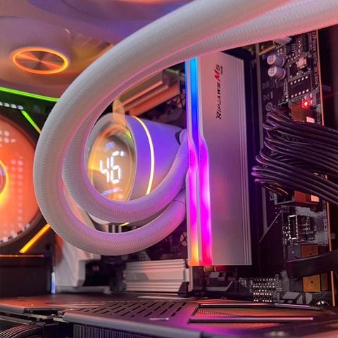 Ryzen7 7800X3D/RTX 5070 12GB/RAM 32GB/NVME 1TB/Gigabyte B850M