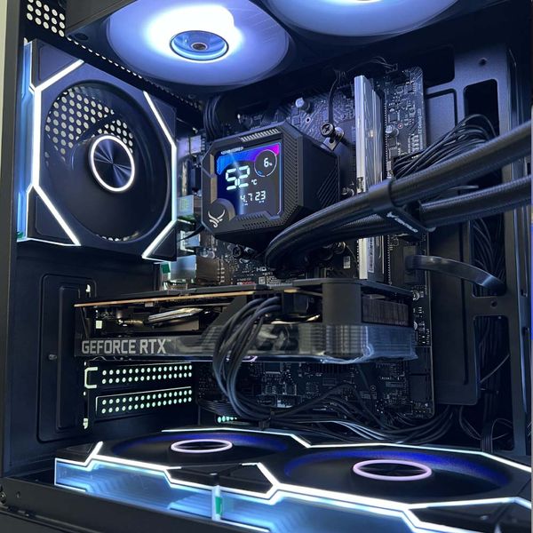 Core i5 12400F/RTX 5050/RAM 16GB/NVME 256GB/MSI B760M-E