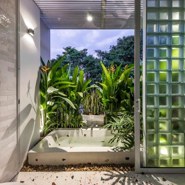 Bồn tắm ngoài trời phong cách resort tại ban công nhà phố Phú Nhuận