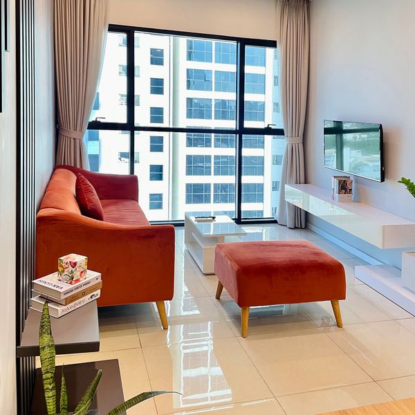 Không gian phòng khách nhiều ánh sáng tự nhiên tại căn hộ 2PN The Ascent Thảo Điền, nội thất hiện đại